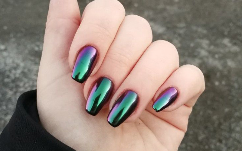 Estilo de uñas acrílicas cromadas