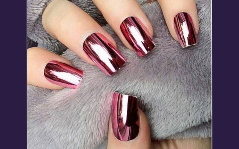 Estilo de uñas acrílicas efecto metalico