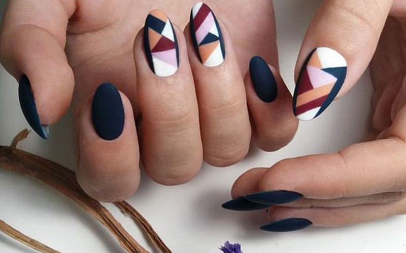 Estilo de uñas acrílicas diseño geografico