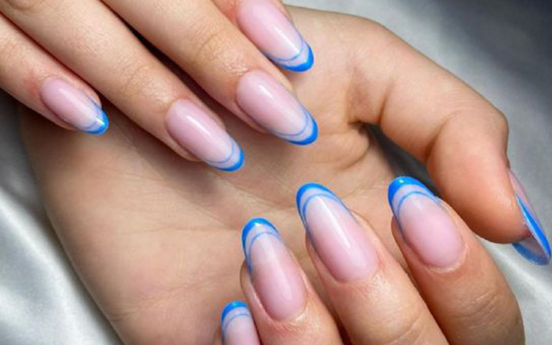 Estilo de uñas con punta doble color
