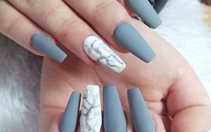Estilo de uñas efecto mate